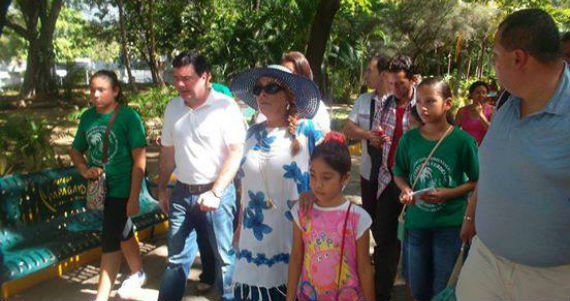 La actriz de cine y televisión Sylvia Pasquel estuvo acompañada de grupos activistas en el Parque Papagayo de Acapulco para denunciar el maltrato a los animales. Foto: Facebook Patitas Felices Acapulco.