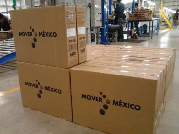 Las televisiones se entregan en cajas con el logo "Mover a México". Foto: SCT