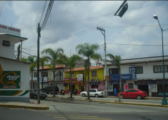 Las calles de Ixtapan de la Sal contrastan con la riqueza que muestran los fraccionamientos identificados con la familia San Román. Foto: Google Earth