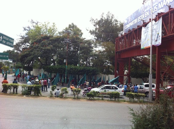 Campesinos se manifiestan en Cuartel Militar. Foto: @desinformemonos