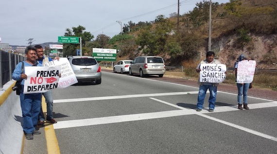 Periodistas protestan en la Autopista del Sol para exigir que aparezca Moisés Sánchez. Foto: Twitter @leojonha