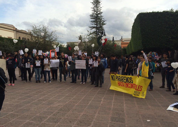 Manifestación en Querétaro. Foto: Twitter @AyotzinapaFeed