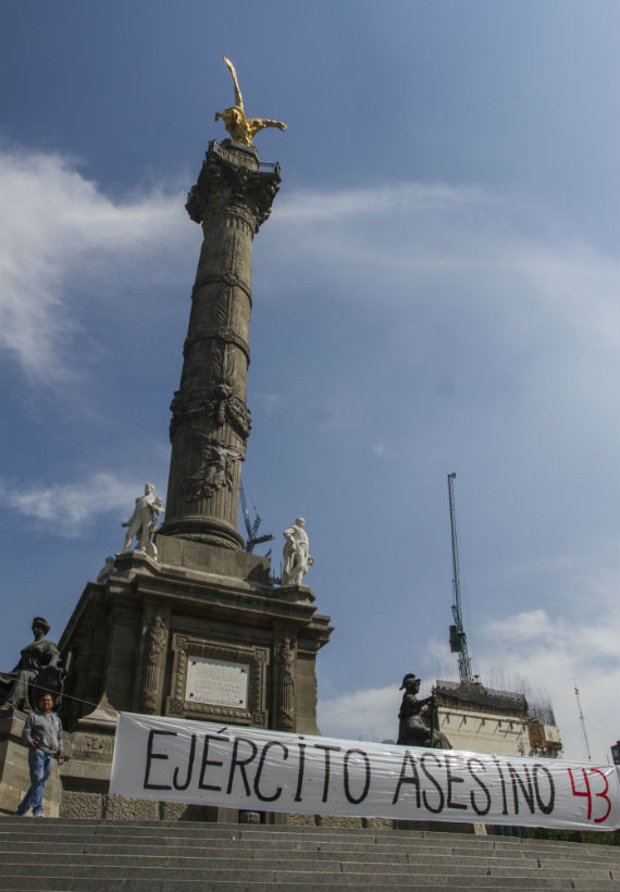 Manifestantes se concentraron en el Ángel de la Independencia a cuatro meses de la desaparición de los normalistas. Foto: Cuartoscuro