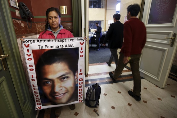 Hilda Legideno, madre de uno de los 43 normalistas,sostiene una pancarta con la foto de su hijo antes de la reunión del Comité de la ONU sobre Desapariciones Forzadas. Foto: EFE.