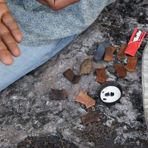 Un gomero prepara sus 'gallitos', herramientas hechas con tablillas de ocote rematados con esquinas de navajas para afeitar. Con este objeto se 'rayan' las bolas de la flor para obtener la goma de opio.