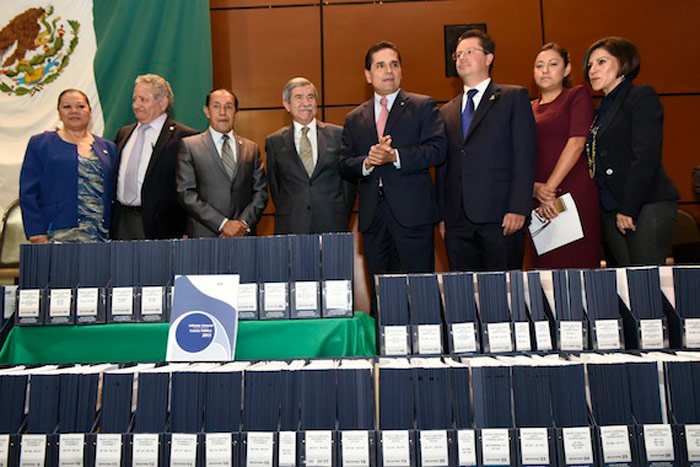 La entrega del informe, hoy. Foto: Cámara de Diputados