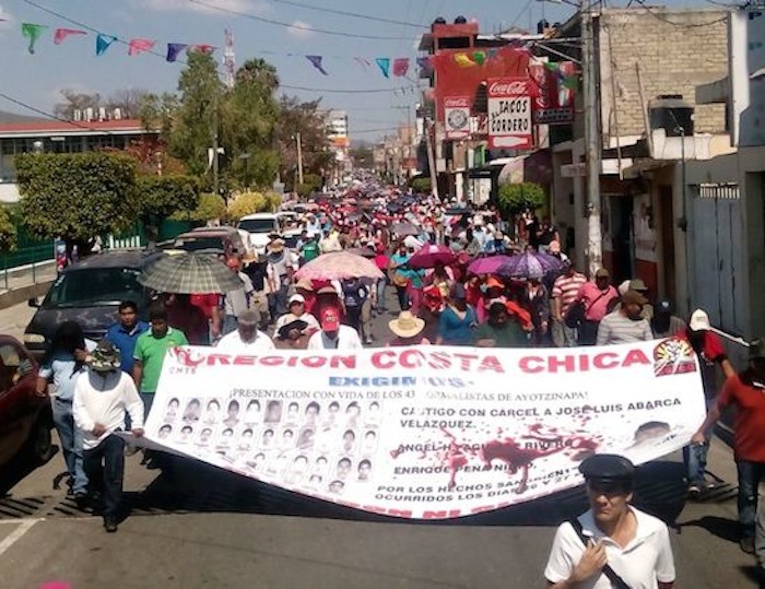 Alrededor de 2 mil profesores marchan en la capital de Guerrero. Foto: Jessica Torres, de El Sur, especial para SinEmbargo.