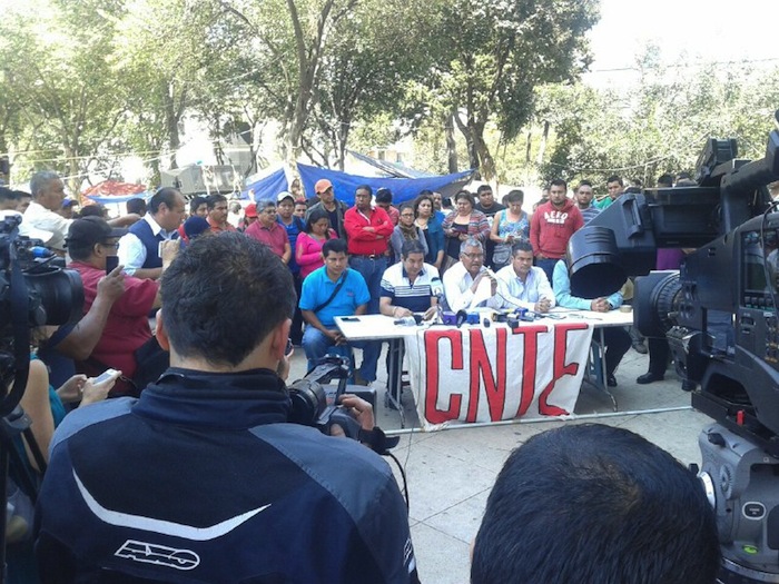 Desde la Ciudad de México, la CNTE pidió castigo a los culpables y condenó el operativo de desalojo de la CETEG. Foto: Sergio Rincón, SinEmbargo.