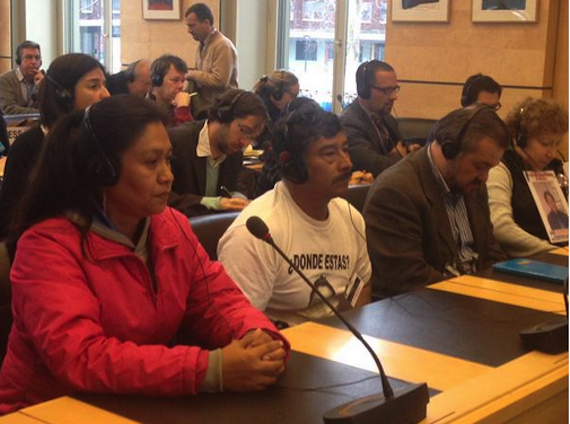 Hilda Legideño y Bernabé Abraján, padres de normalistas desaparecidos, en la revisión de México ante la ONU. Foto: Tlachinollan