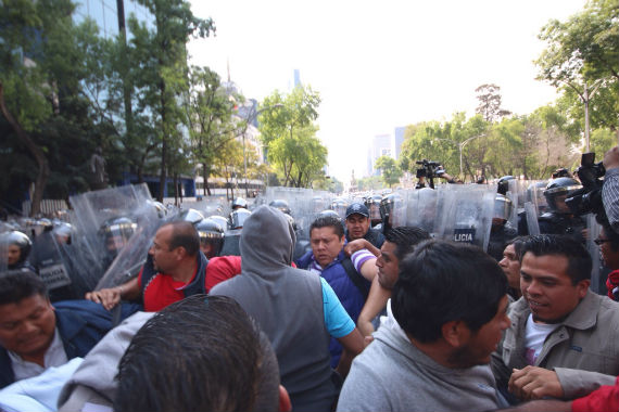 La policía federal comenzó a replegar al contingente minutos después de las 13:00 horas. Foto: Francisco Cañedo, SinEmbargoMX