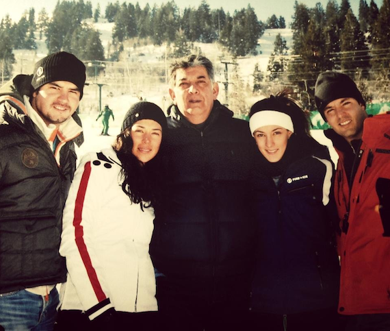 José Murat y su familia durante un viaje de esquí a Utah, donde sus hijas compraron conjuntamente un condominio y sus hijos adquirieron conjuntamente otro. Los apartamentos fueron transferidos a empresas fantasma a finales del año pasado. Foto: Publicada en Facebook en 2013. 