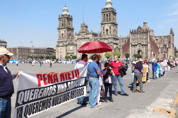 El Grupo De Ahorradores Se Ha Manifestado En Varias Ocasiones En El Zócalo Piden Audiencia Con Luis Videgaray Foto Francisco Cañedo Sinembargo