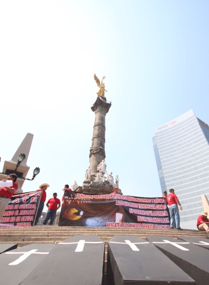 Trabajadores mineros se concentraron esta tarde en el Ángel en memoria de sus compañeros fallecidos en 2006. Foto: Francisco Cañedo, SinEmbargo.