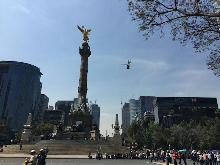 La marcha de los profesores es vigilada por un helicóptero de la policía capitalina. Foto: SinEmbargo.