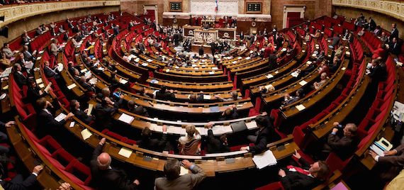 Vista del interior del hemiclo de la Asamblea Nacional de Francia donde se votó finalmente por la decisión, con abstenciones del Partido y los votos en contra del 