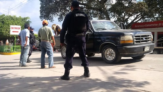 Uno de los retenes instalados en Tixtla por la Fuerza Estatal. Foto: Lenin Ocampo, El Sur