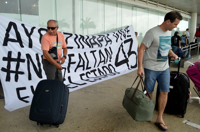 Manifestantes afuera del Aeropuerto Internacional de Cancún. Foto: Cuartoscuro