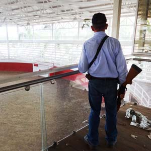 Un autodefensa observa el ruedo desde el palco privado de Nazario. Foto Humberto Padgett SinEmbargo.