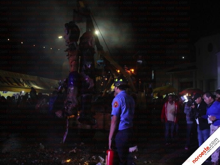 Una efigie del ex Alcalde de Iguala y su esposa fue quemada ayer por la noche en el Carnaval de Mazatlán. Foto: Noroeste