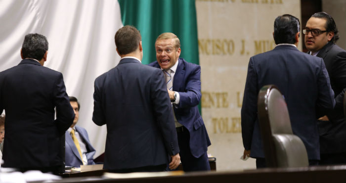 Arturo Escobar Coordinador Del Pvem Discute Con El Diputado Del Prd Fernando Belauzaran Durante La Sesión Ordinaria En La Cámara De Diputadosfoto Cuartoscuro