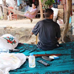 A pesar de las heridas, Rafael no baja la guardia. Junto a su cama, a la intemperie del patio central de su casa, duerme con abrazando su rifle. Foto Dalia Marti?nez SinEmbargo.