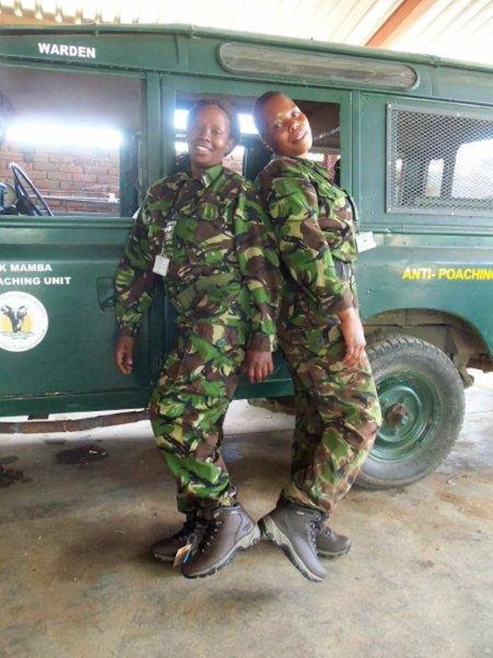 Las integrantes de la Unidad Anti-Cazadores usan equipo profesional de corte militar para patrullar en el cerca del Gran Parque Nacional Kruger. Foto: Black Mamba Anti-Poaching Unit.