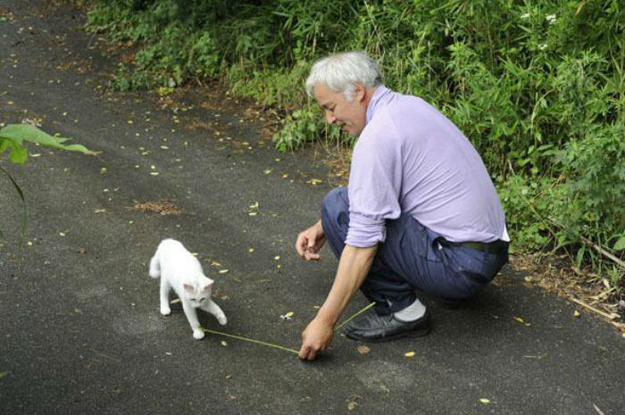 Desde el accidente nuclear, Naoto cuida de todos los animales que fueron dejados a su suerte en la zona, a pesar de la exposición a los altos niveles de radiación. Foto: Facebook: Naoto Matsumura.