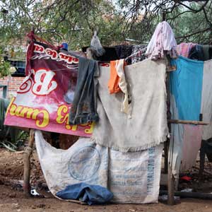 Hechos de trapos, los ban?os de El Sandoval funcionan con hoyos en el piso y una cubeta de agua para asearse solo dos veces por semana. Foto Dalia Marti?nez SinEmbargo.