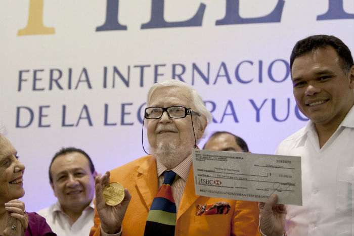 Recibió el Premio a la Excelencia que lleva el nombre de su amigo, José Emilio Pacheco. Foto: Notimex