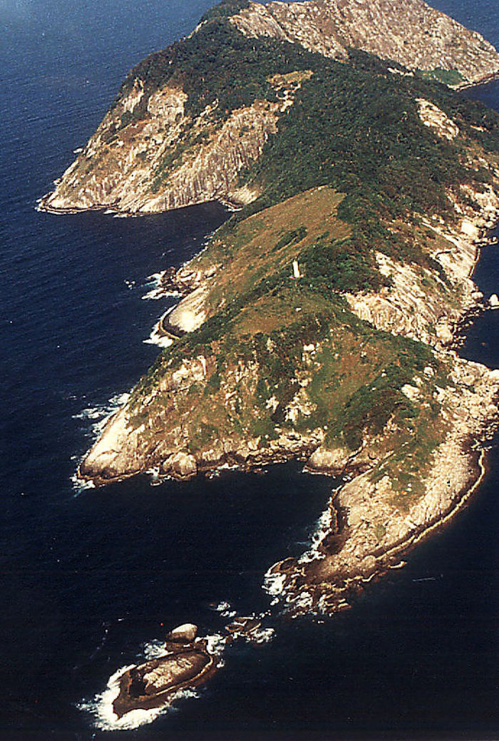 A simple vista parece una isla más turística de Brasil, pero es completamente inhabitable ya que el veneno de las cobras evolucionó hasta convertirse altamente letal y puede matar a sus presas en menos de una hora. Foto: Especial. 