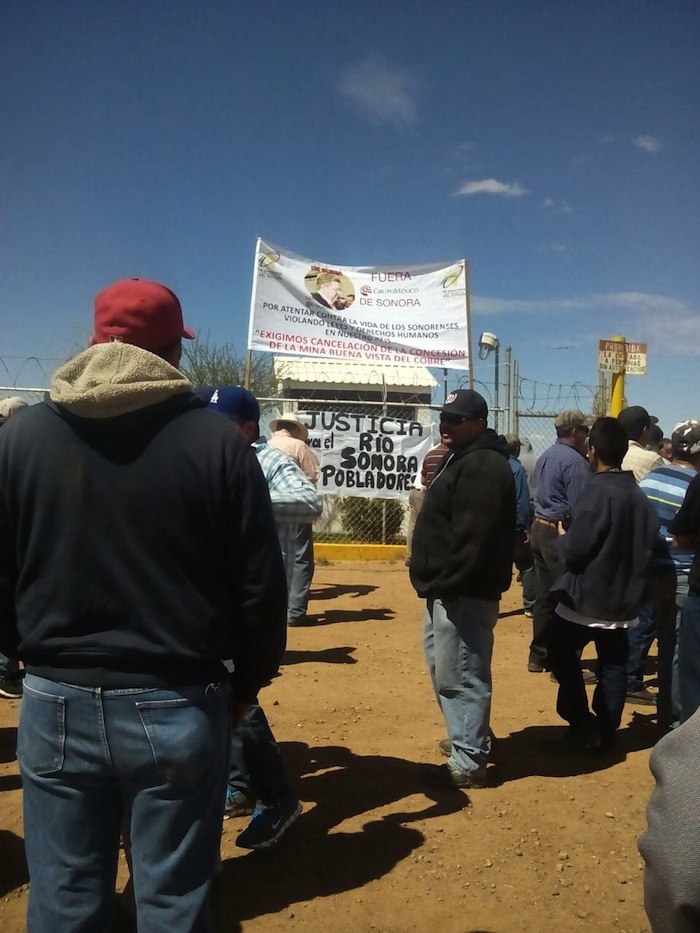 Ayer un contingente de alrededor de mil 500 personas tomó las instalaciones de la Planta de Bombeo de la Minera Buena Vista del Cobre. Foto: Especial para SinEmbargo.