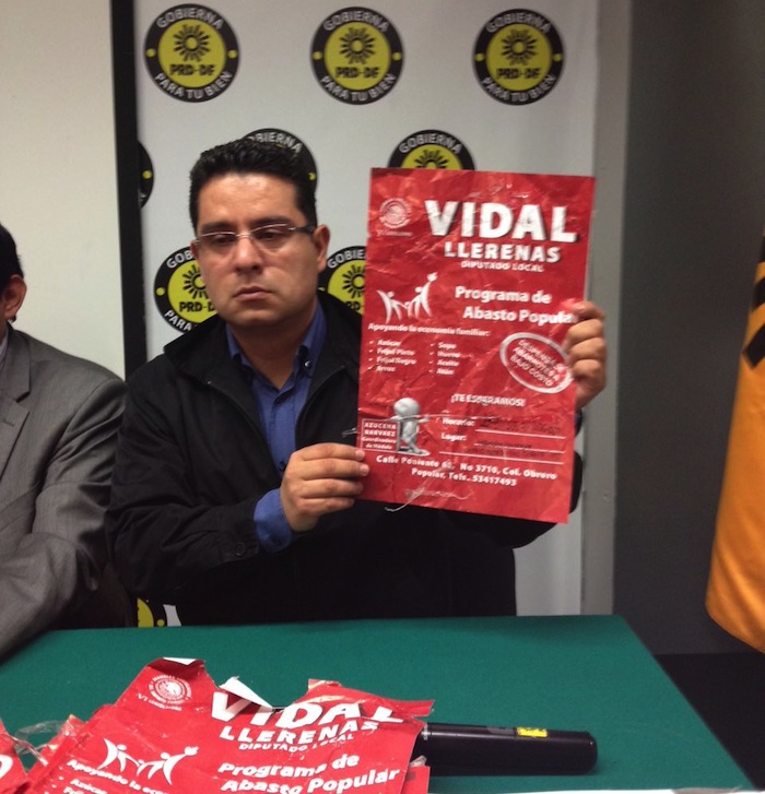 El PRD dijo que Vidal Llerenas tiene un taller clandestino donde manufacturan playeras, carteles. Foto: Especial.