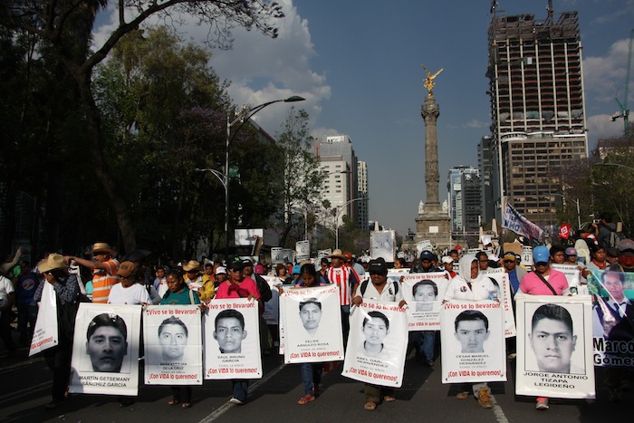 MÉxico Df febrero Miles De Menifestantes Organizaciones Civiles Y Padres De Los Alumnos Desaparecidos De La Normal Rural isidro Burgos De Ayotzinapa Marcharon Del Ángel De La Independencia a Los Pinos Para Exigir Presentación Con Vida De Los Jóvenes