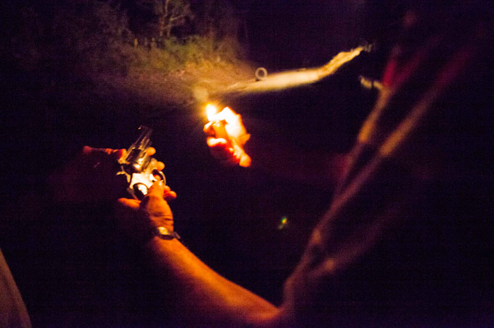 Juego de luces, armas y fuego. Autodefensas de Michoacán. Foto: Cuartoscuro