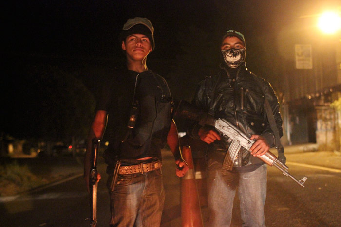 Patrulla nocturna de autodefensas michoacanas. Foto: Cuartoscuro