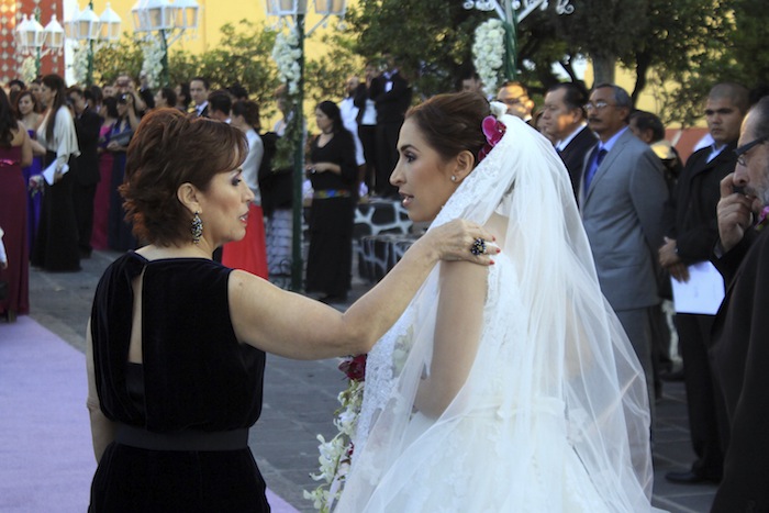 Rosario Robles, Secretaria de Desarrollo Social del Gobierno Federal, con su hija Mariana Moguel Robles quien contrajo nupcias en 2013. Foto: Cuartoscuro 