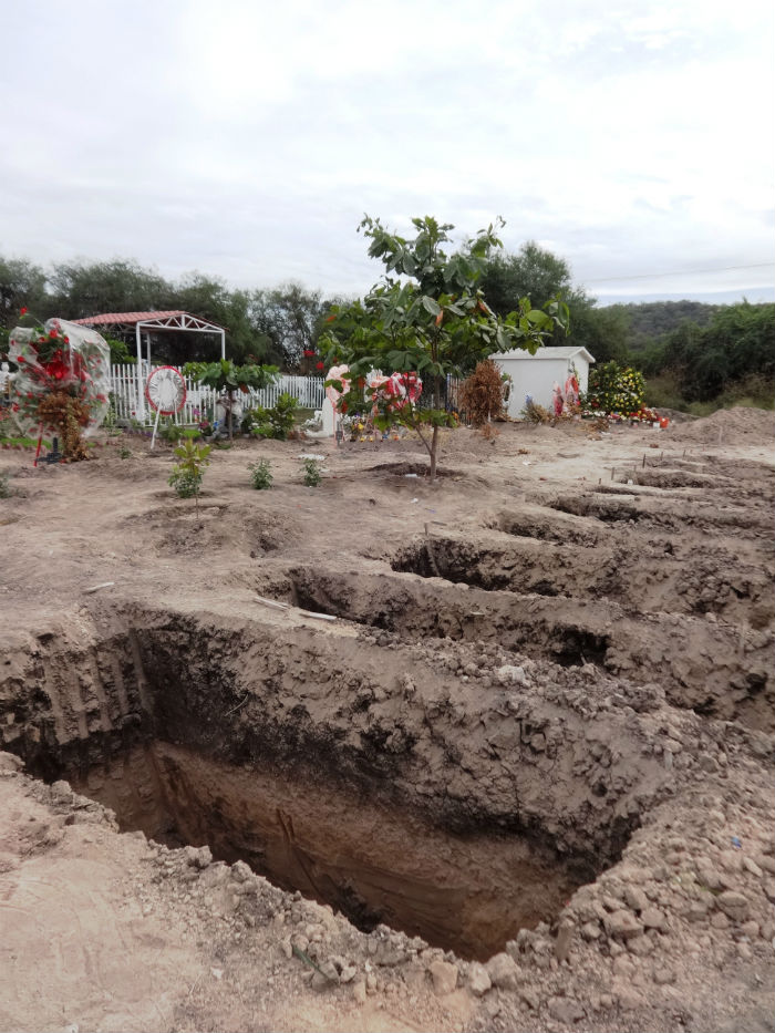 Fosas abiertas en el panteón de Apatzingán. Fotos: Humberto Padgett, SinEmbargo