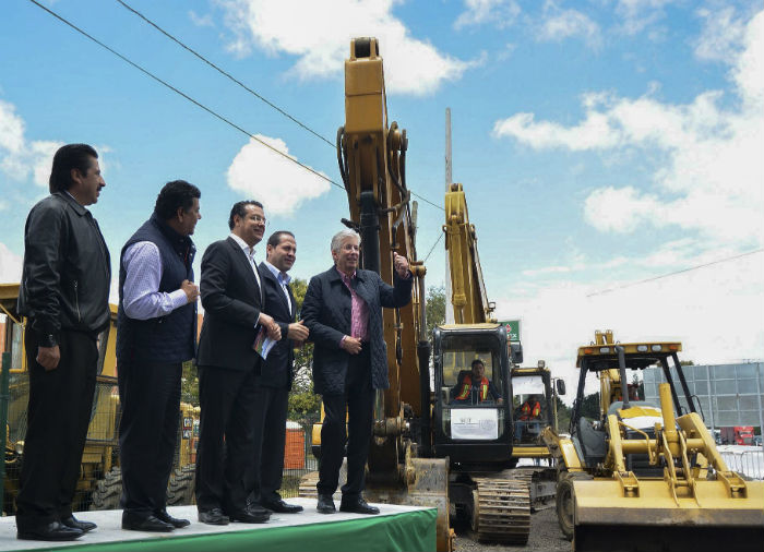 Eruviel Ávila, gobernador del Estado de México y Gerardo Ruíz Esparza, titular de la Secretaría de Comunicaciones y Transportes, en el inicio de la construcción del Tren Interurbano. Foto: Cuartoscuro