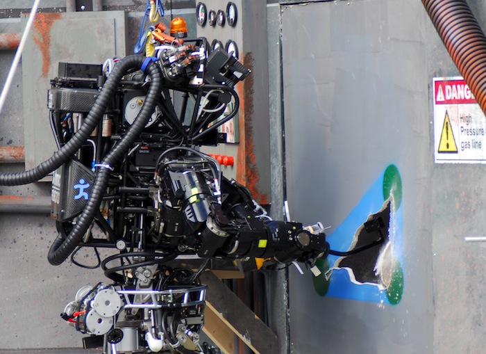 Ian Un Robot Atlas Corta Con éxito Un Agujero En Una Pared De Una Acción Común Que Los Socorristas Humanos Realizan Foto Darpa