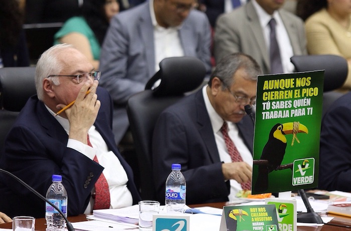 El Partido Verde protestó durante la sesión con carteles. Foto: Francisco Cañedo, SinEmbargo.