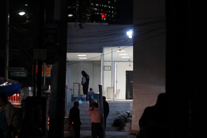 Los trabajos a marchas forzadas para terminar las obras para la farmacia del IMSS. Foto: Francisco Cañedo, SinEmbargo 