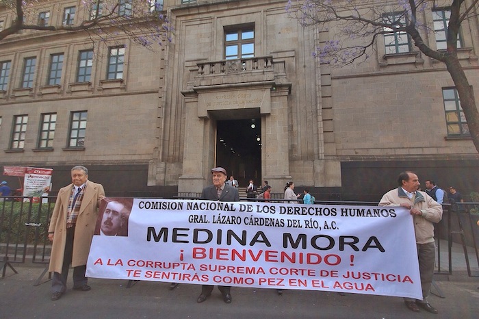 Afuera de la SCJN miembros de la organización civil Comisión Nacional de Derechos Humanos General Lázaro Cárdenas A.C., se manifestaron por la llegada de Medina Mora. Foto: Ariana Pérez, SinEmbargo.