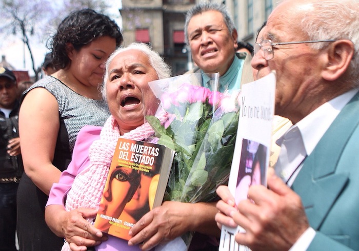 Los padres de Mariana fueron recibidos afuera de la Suprema Corte al grito de: "¡Justicia! ¡Jusiticia!". Foto: Francisco Cañedo, SinEmbargo.