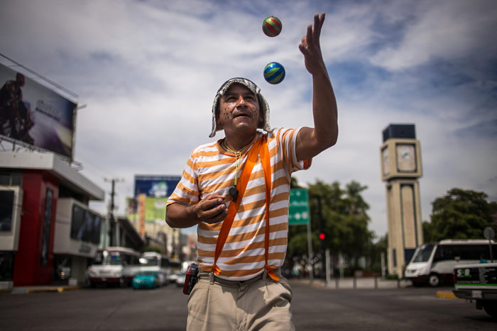 Luis, mejor conocido en las calles de Culiacán como “El Chavo”, se gana la vida realizando malabares. Foto: Cuartoscuro