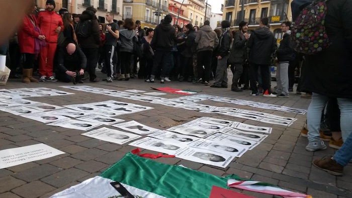 En España comienzan las protestas a seis meses de la desaparición de los normalistas. Foto: Twitter @yosoy132madrid