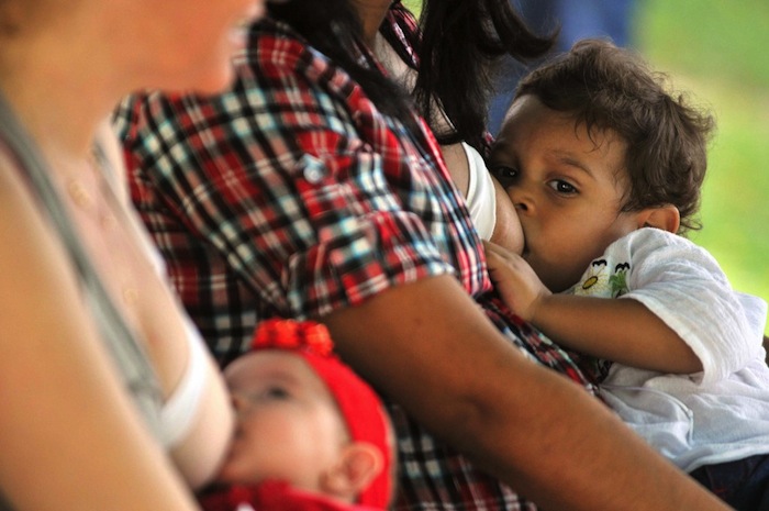 Hasta ayer, las imágenes de mujeres amamantando a sus hijos eran restringidas. ahora Facebook quitó esta restricción. Foto: EFE