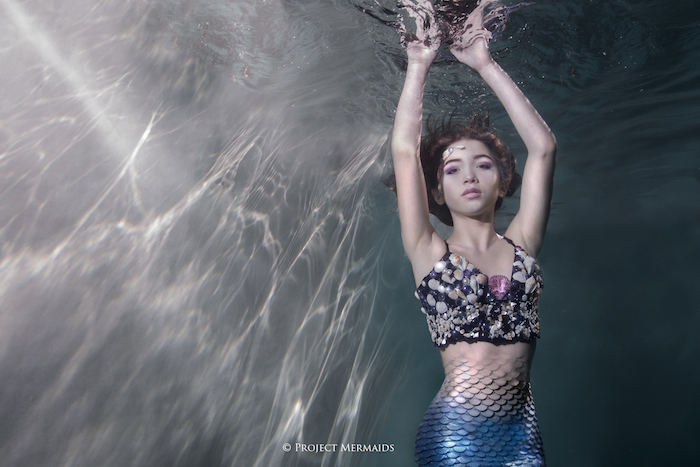 Las fotógrafas también venden sudaderas y tops con el logo de una cola de sirena para recaudar fondos. Foto: Instagram projectmermaids