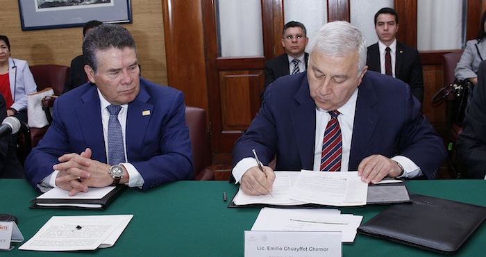 Juan Díaz de la Torre, presidente del Consejo General Sindical del SNTE; y Emilio Chuayffet Chemor, Secretario de Educación Pública. Foto: Cuartoscuro/archivo