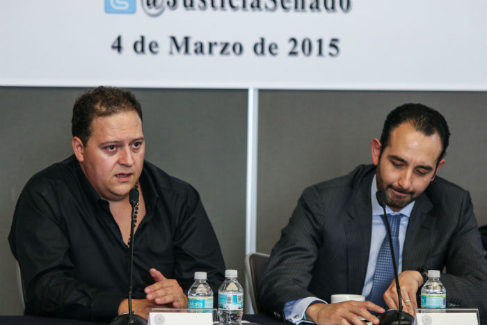 Sebastián Marroquín con el Senador panista Roberto Gil Zuarth durante la reunión con la Comisión de Justicia. Foto: Francisco Cañedo, SinEmbargo