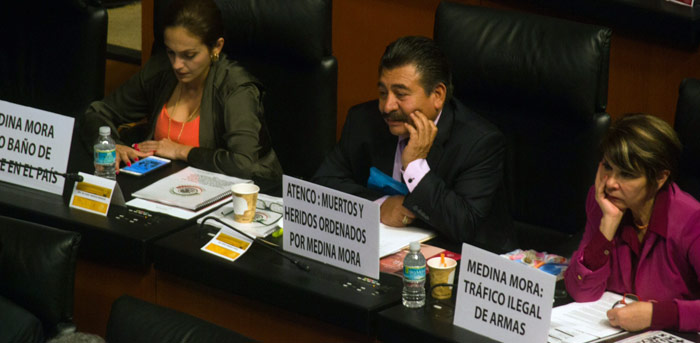 Senadores Del Prd Colocaron Letreros De Protesta En Sus Curules Foto Ariana Pérez Sinembargo